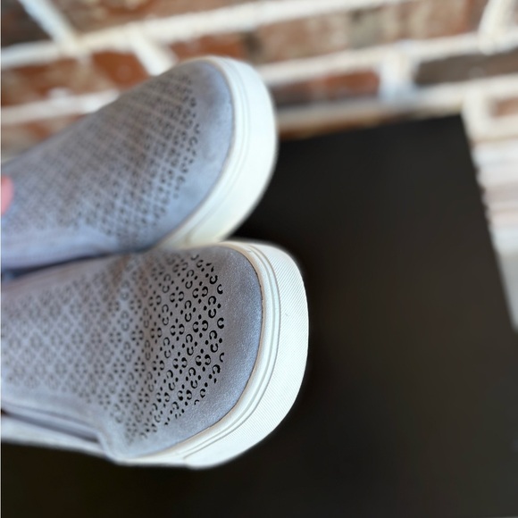 VIONIC Kimmie Perf Gray Suede Sneakers Slip On Sneakers Size 10 - Picture 8 of 13